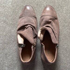 Brown leather shooties.